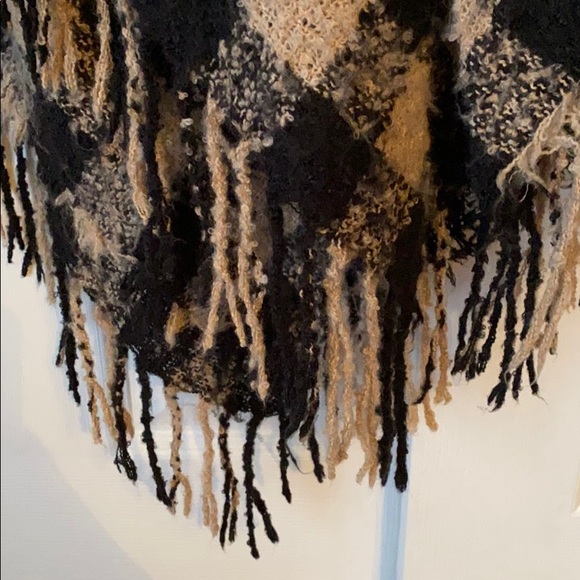 Patterned button shawl - Picture 3 of 4